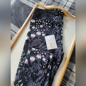 NWT TC LULAROE LEGGINGS